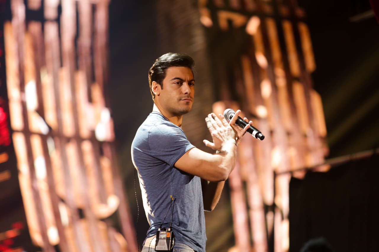 No fascina que Natalia comparta escenario con este guapetón.