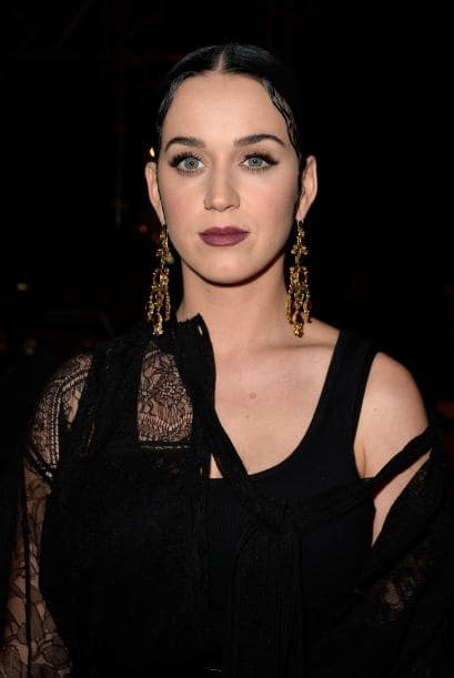 El look de Katty fue muy gótico.