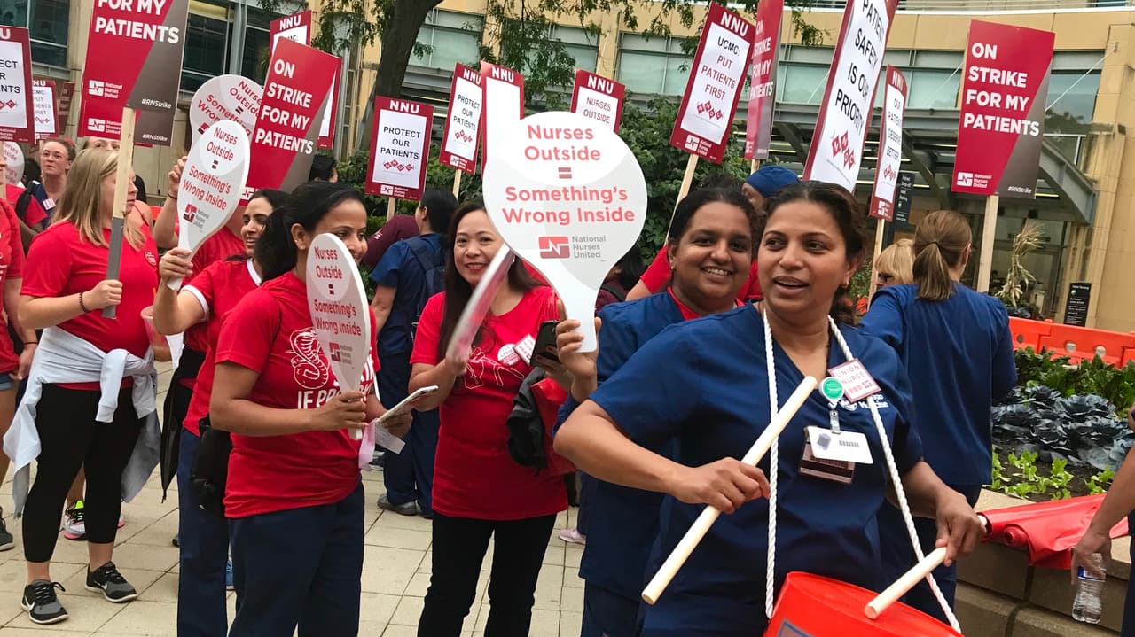 Enfermeras y enfermeros inician huelga para pedir mejores condiciones laborales en el Hospital de la Universida de Chicago.