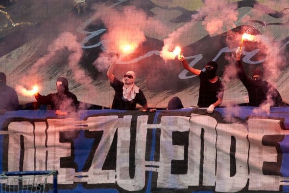 Insólito: Encontraron una esvástica nazi de 4 metros debajo de un campo de deportes en Alemania