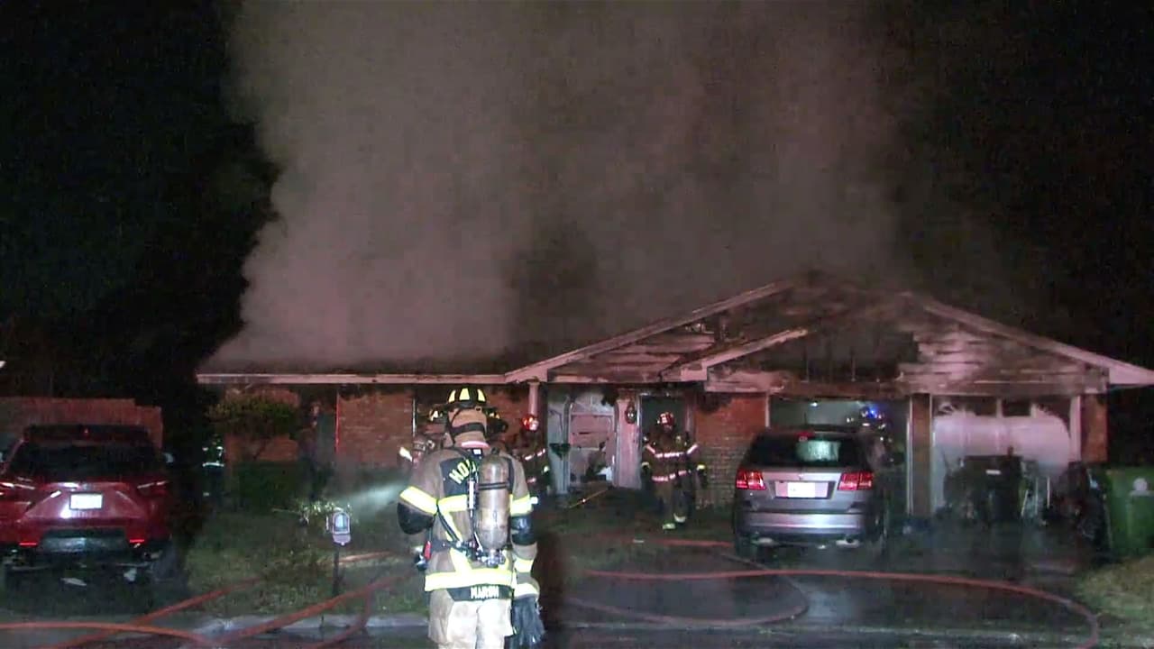 Rescatan a dos hermanos heridos tras incendio de una casa al este de Houston
