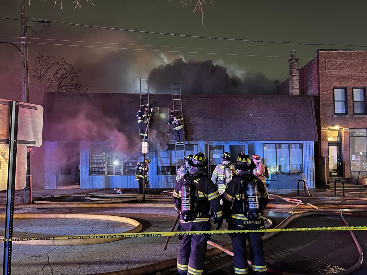 Los primeros bomberos que llegaron se encontraron con humo que salía del techo de uno de los negocios que se estaba incendiando.
