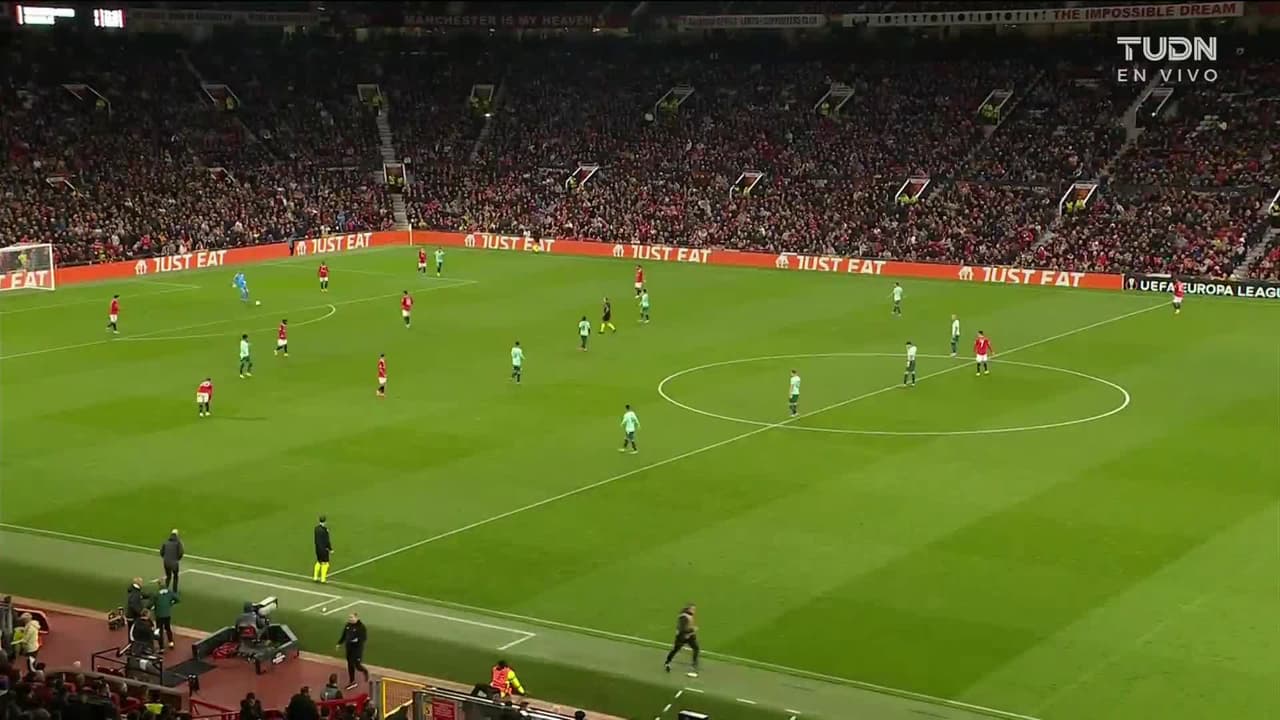 ¡TIRO ATAJADO! disparo por Marcus Rashford.