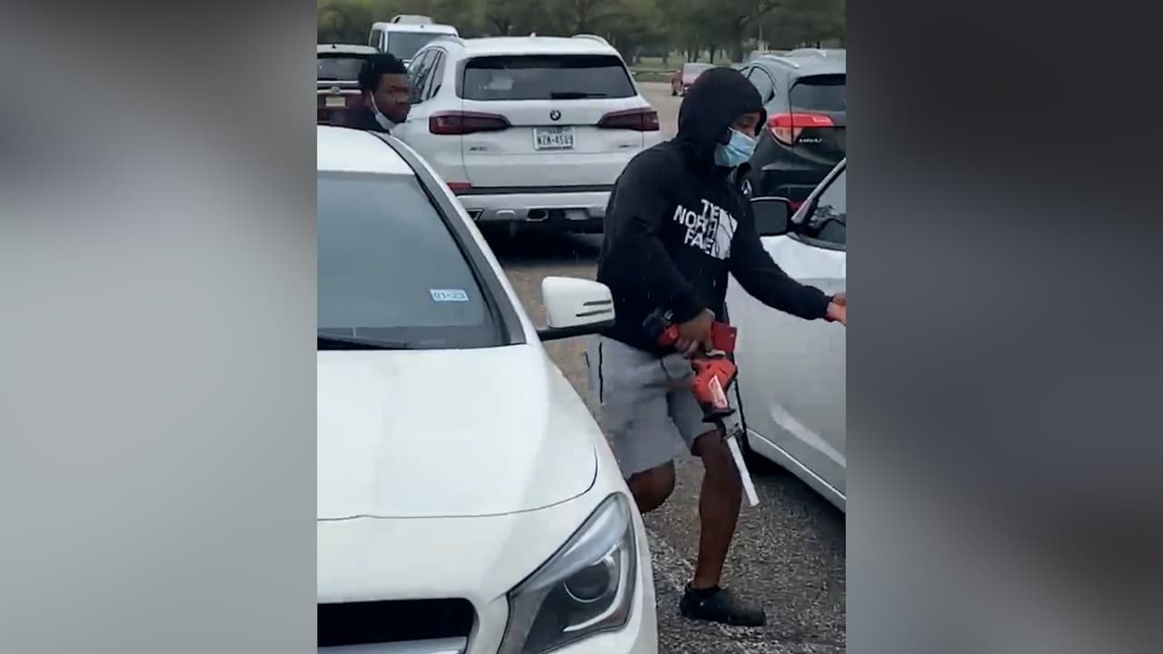 El otro sujeto que estaba a un lado, tenía una herramienta posiblemente para cortar el convertidor.