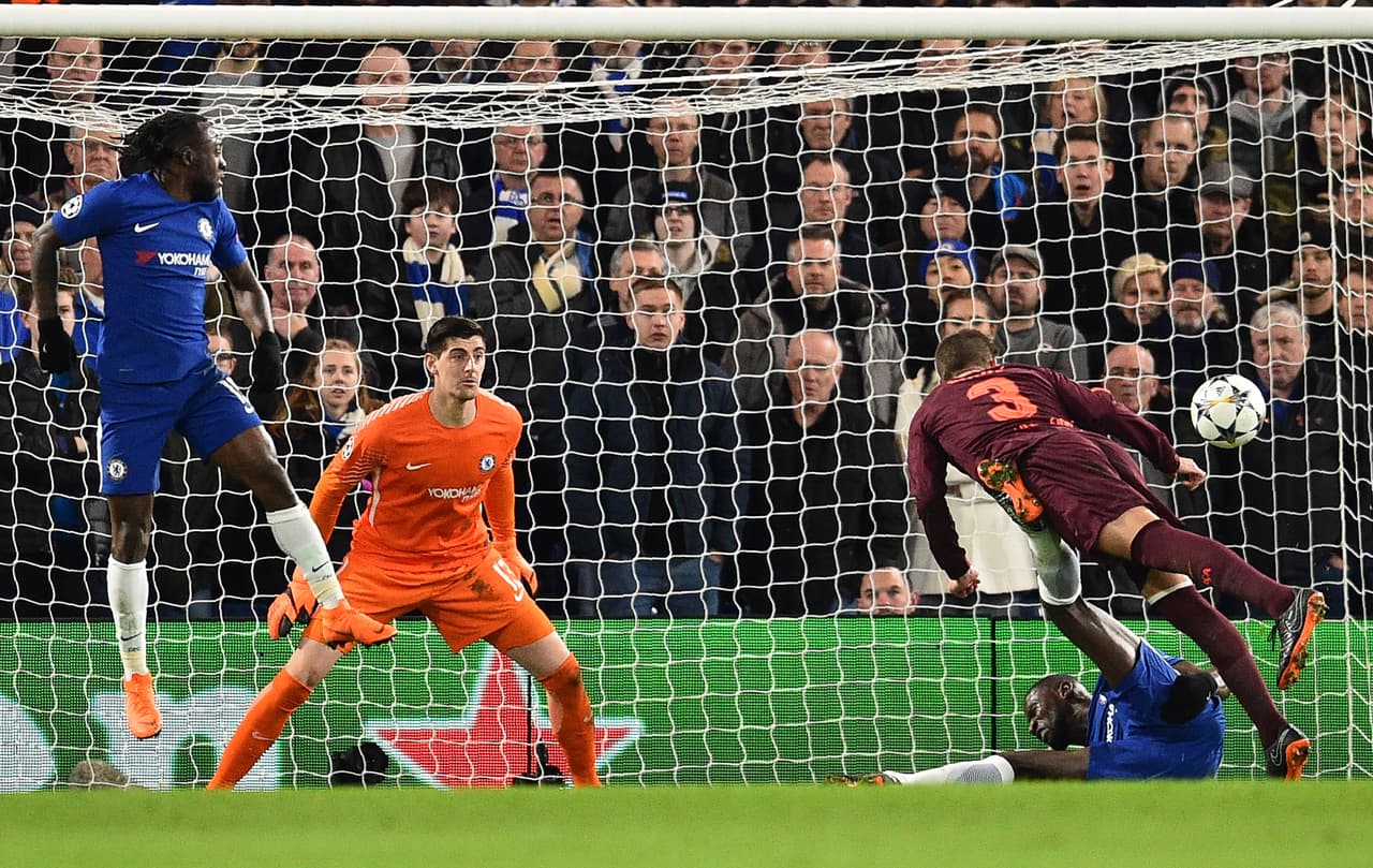 Una de las polémicas fue una falta en el área que protestó Barcelona contra Gerard Piqué en un tiro de esquina.