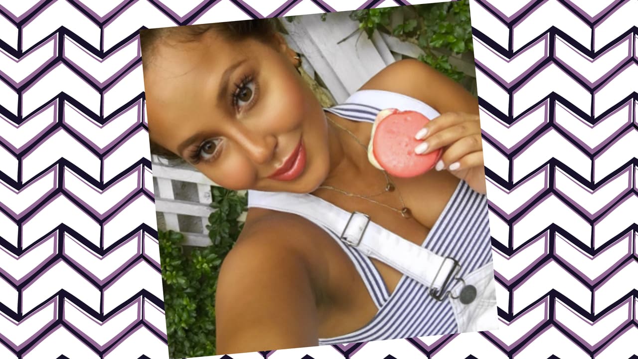 Jazmín y Adrianne parecen hermanas. Las dos cantan, bailan y aman los selfies. No dejes que las raíces mexicanas fool you. Jazmín también tiene sabrosura, muy al estilo de las raíces cubanas de Adrianne. Y guess what? Las dos han participado en shows de Univision: Jazmín lo hizo con Latinas VIP y Adrianne fue una de las invitadas en la segunda temporada de Mira Quién Baila.