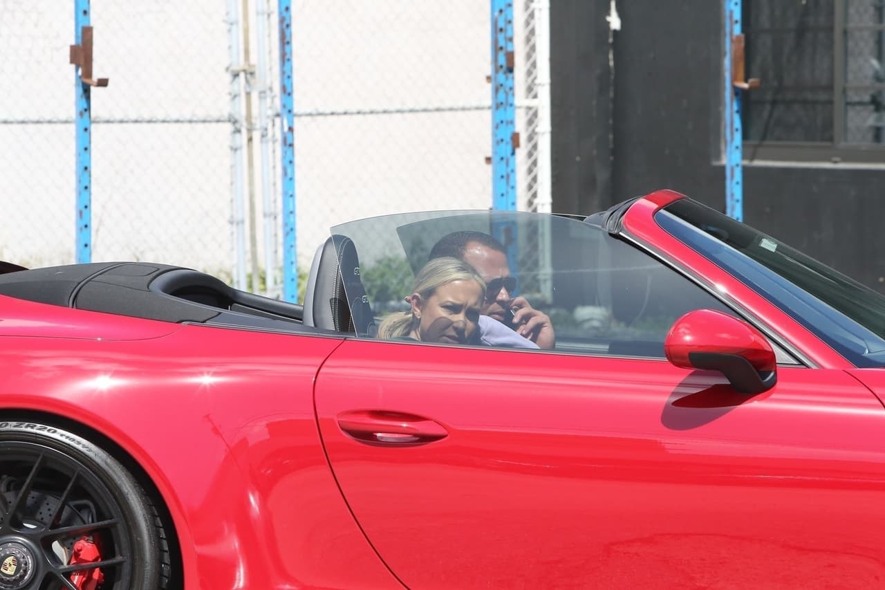 Aunque Rodríguez y Padgett no confirmaron estar en una relación, han sido vistos juntos en varias ocasiones. El 15 de abril los fotografiaron usando el 
<a href="https://www.univision.com/famosos/alex-rodriguez-porsche-jlo-novia-kathryne-padgett-fotos">Porsche que él le había regalo a JLo</a>. 
<br>