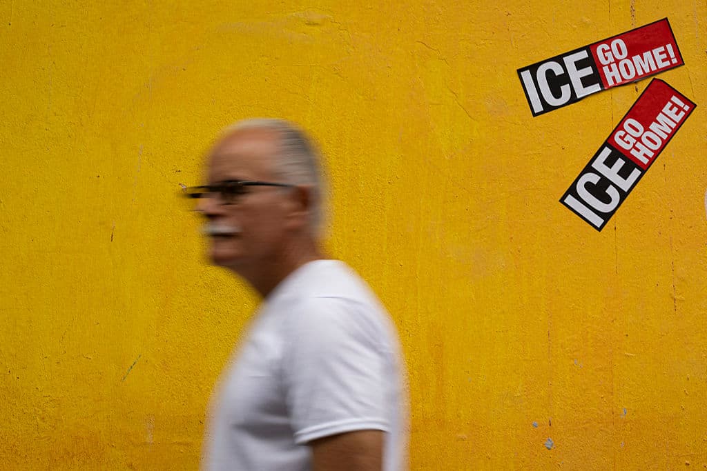 <b>Las consignas más coreadas incluyeron frases como “Lucha sí, entrega no” y “Jenniffer escucha, estamos en la lucha”</b>, en rechazo a la colaboración del gobierno con el ICE.