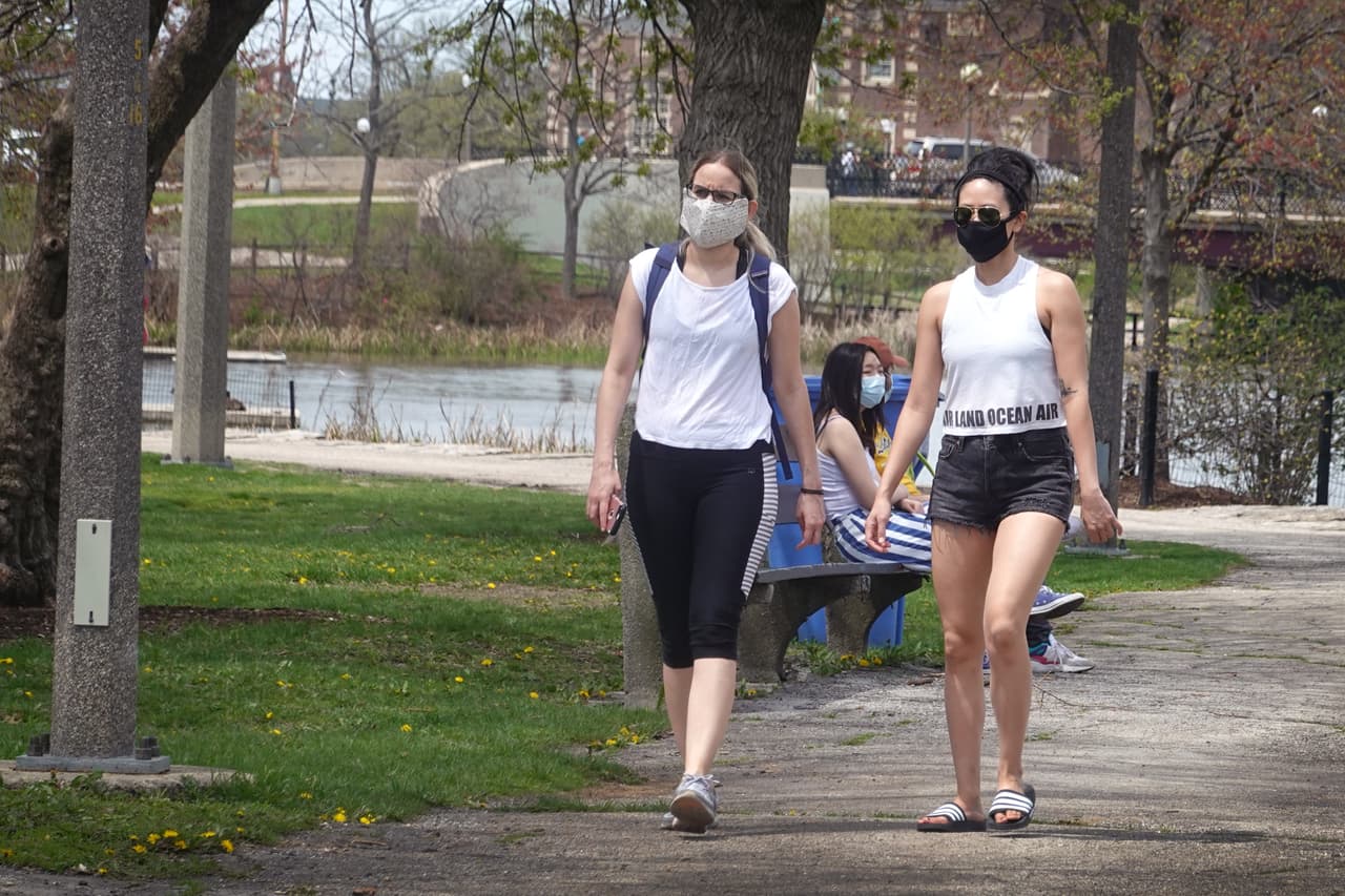 Hablamos con residentes del área para que nos digan qué ha pasado en las últimas semanas que ha propiciado estos contagios.
<br>
<br>“Harta gente anda haciendo sus fiestas, como si nada estuviera pasando, como si todo estuviera normal y pienso que esta mal eso”, dice David Román, residente de Scottsdale.
<br>
<br>“Mucho tiene que ver con las playas que abrieron en indiana y ahorita todo lo del fin de semana que pasó del 4 de julio”, opina Miguel Salazar, habitante de Scottsdale.
<br>