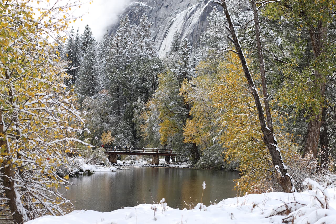De acuerdo al Servicio Forestal, en las áreas devastadas por el incendio Creek, los acumulados de nieve en algunos de esos terrenos alcanzaron las 12 pulgadas.