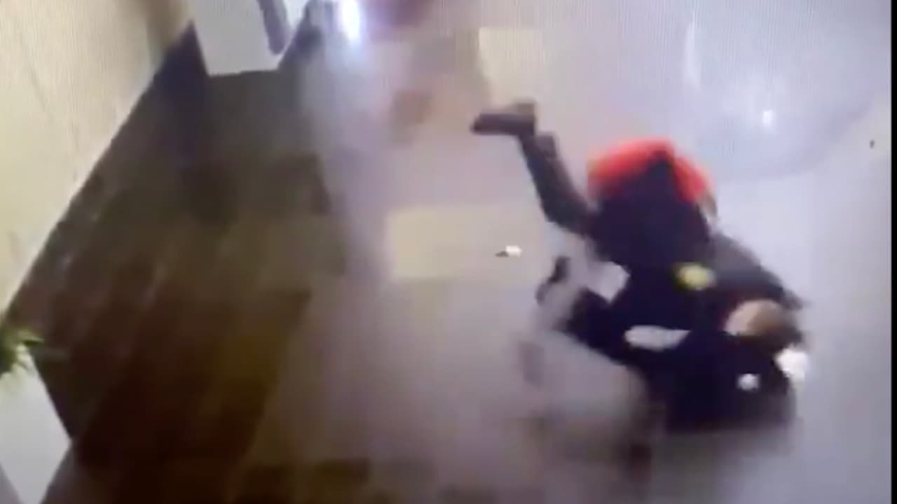 Atacan a oficial del condado Harris dentro del Galleria Mall en Houston