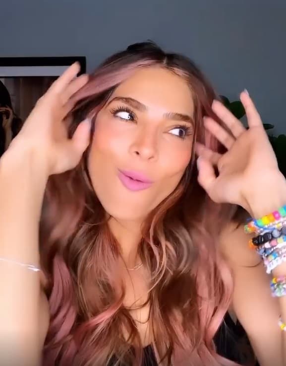 El tinte rose gold lo aplicó sobre las mismas secciones en rubio que ya llevaba, sin embargo, mencionó que planea hacerce un poco más de mechones rubios para teñirlos de ese tono. Cabe mencionar que el largo de su cabellera quedó intacto.