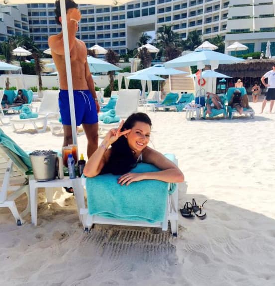 Y mientras esperaban grabar, Irina no perdió oportunidad de obtener un lindo bronceado.