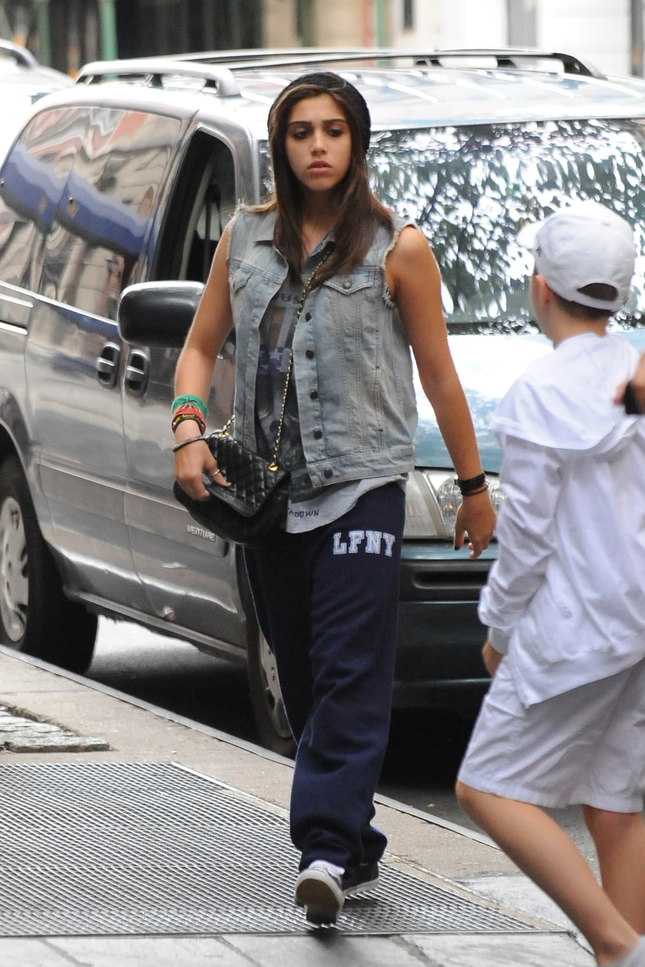 La joven se metió en problemas cuando unos paparazzi la captaron fumando y 'Maddy' se enteró.