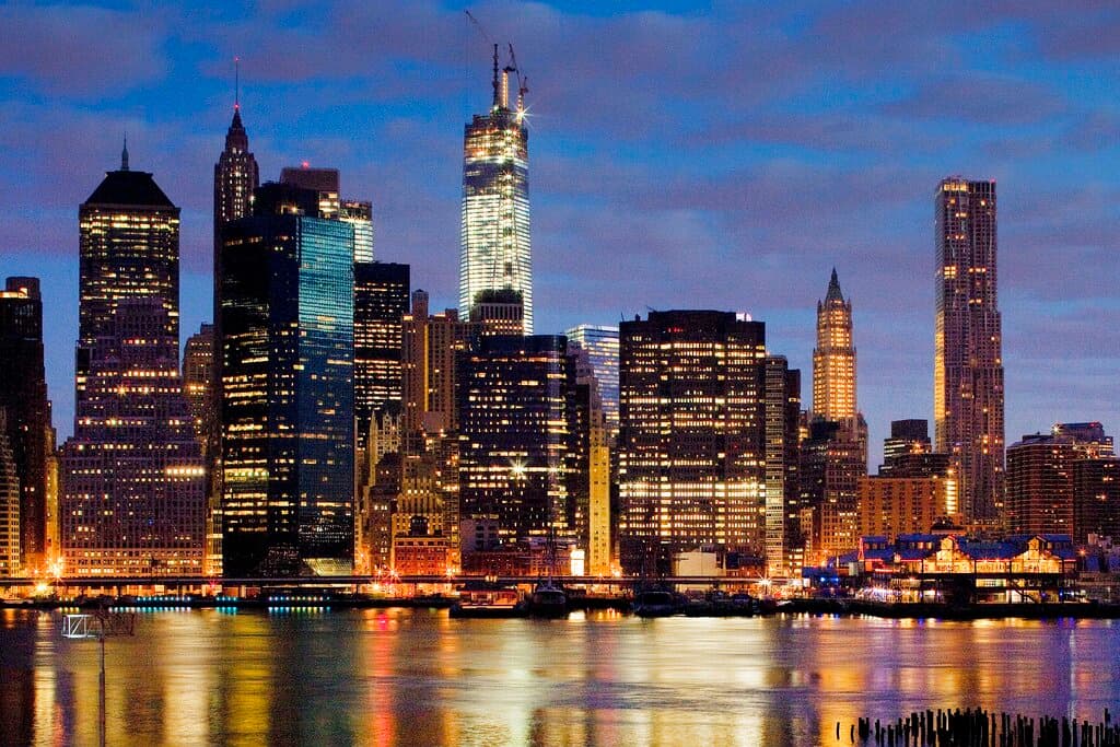 <h2 class="cms-H2-H2">5.- New York</h2>
<br>
<br>Sus sitios icónicos incluyen rascacielos, como el Empire State Building, y el amplio Central Park. El teatro Broadway se ubica en la zona del Times Square y en su centro se encuentra Manhattan, un distrito considerado uno de los principales centros comerciales, financieros y culturales del mundo.