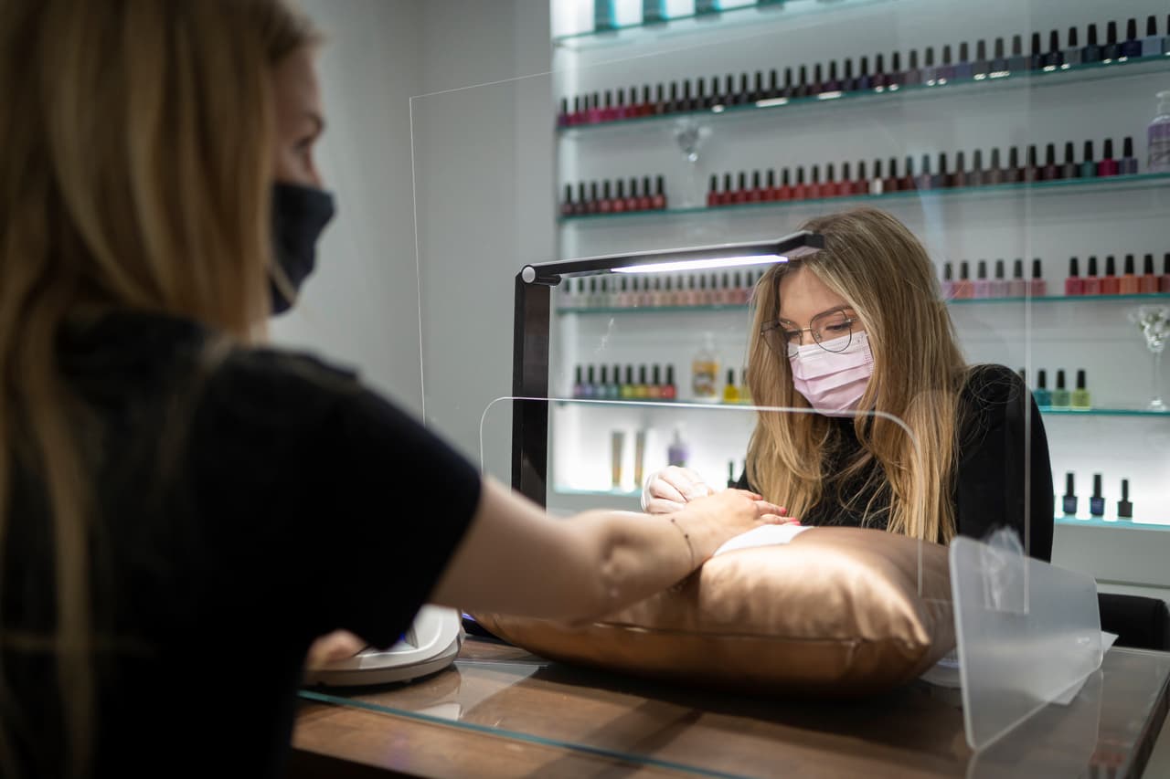 Salones de uñas y negocios de tatuajes podrán reabrir la próxima semana en condados de California