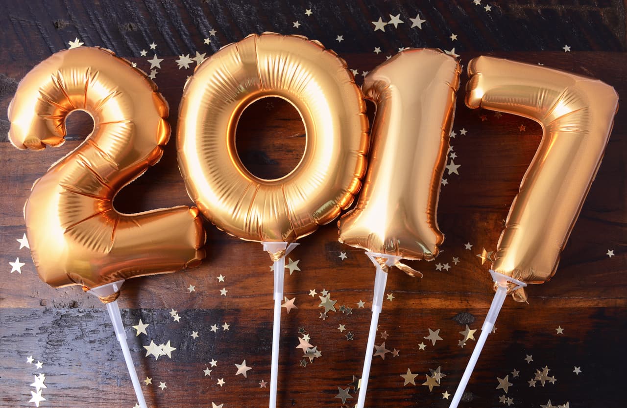 ¡Feliz Año Nuevo! Pronto estaremos viviendo bajo la égida del 2017, el año que numerológicamente suma Uno, lo cual indica el inicio y comienzo de todo como puedes ver al sumar los dígitos entre si: (2+0+1+7=10=1) un número que marca los inicios ¡a empezar con nuevos bríos y entusiasmo!