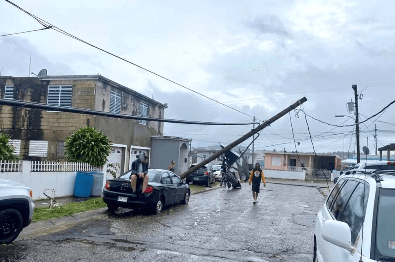 En el sector Víctor Rojas, junto a la playa, se reportaron daños en más de 20 residencias y ocho carros, de acuerdo con un reporte preliminar del alcalde de Arecibo, Carlos 'Tito' Ramírez.