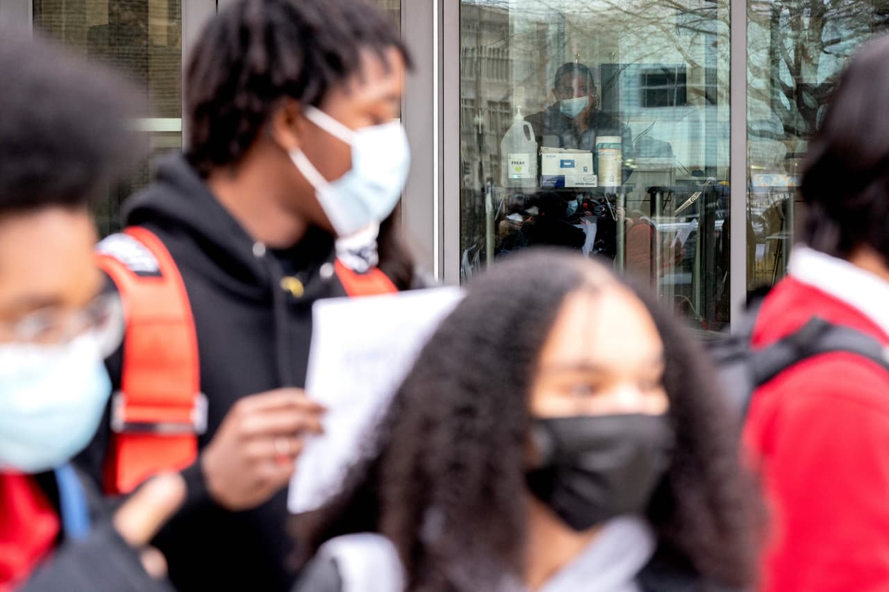 Universidad de Duke reanudaría el uso obligatorio de mascarillas ante el aumento de casos de covid-19 en el condado de Durham