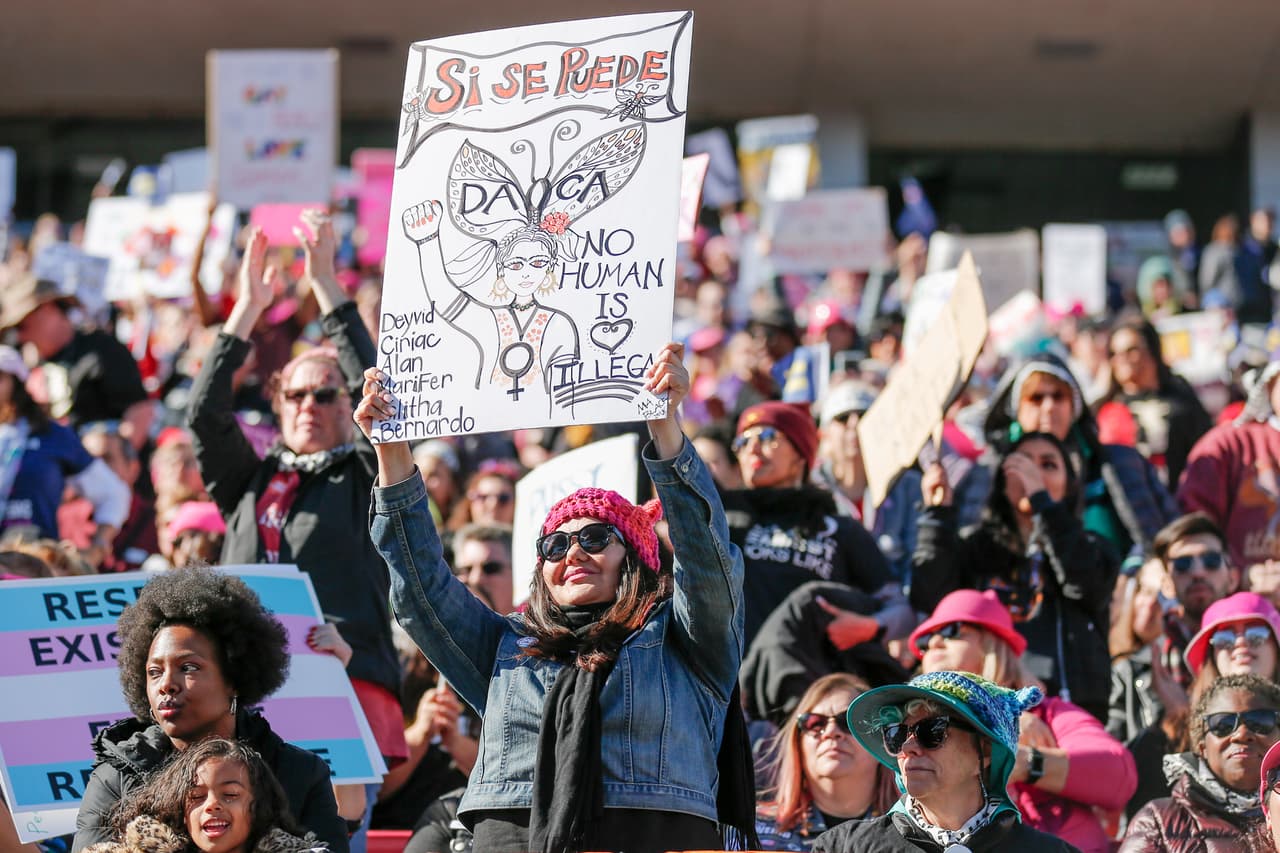 <b>"Sí se puede, ningún ser humano es ilegal"</b>. El evento realizado este domingo en el estadio Sam Boyd de Las Vegas demostró una de las premisas de las organizadoras de la Marcha de las Mujeres: esta no es solo una lucha feminista, sino interseccional. Por la justicia racial y los derechos de los inmigrantes, entre otros.