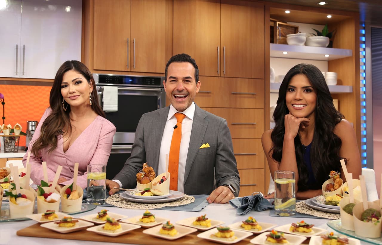 Carlos Calderón no perdió ni un minuto para probar los exquisitos manjares preparados en la nueva cocina del programa.