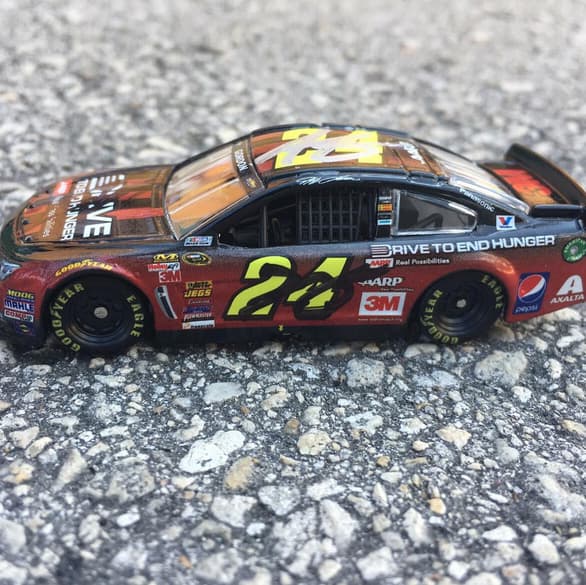 Johnny Lozada: "Con mucho dolor en mi alma ayer lave muy bien mi carro favorito para entregárselo a su nuevo dueño, espero lo disfrute tanto como yo. Un carro en escala autografiado del corredor de #nascar jeff Gordon. Mi gente tranquilos que no andaré #apie #Cotto me debes un carro autografiado". (Noviembre 23, 2015)