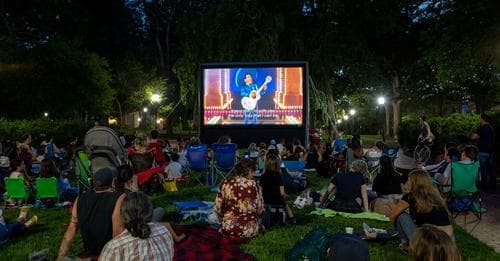 Se anima a la comunidad a reunirse para cantar mientras ven famosas películas para toda la familia los jueves por la noche. La primera proyección fue el 29 de julio, las restantes se realizarán el 5 de agosto y 12 de agosto.