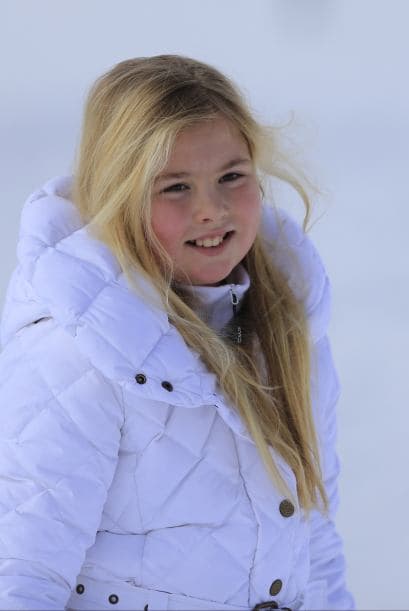 Catharina-Amalia es la hija del rey Willem Alexander y su esposa la reina Máxima. Willem ascendió al trono en 2013, luego de la abdicación del trono por parte de su madre, la reina Beatriz.La princesa de Orange, la mayor de tres hermanas, a sus 11 años va a un colegio público, practica judo, jockey, le encanta la actividad hípica y habla perfectamente holandés, español e ingles.Y aunque sus apariciones públicas por el momento son limitadas, sus papás se aseguran de incluirla en las actividades tradicionales y necesarias para su formación como futura reina.