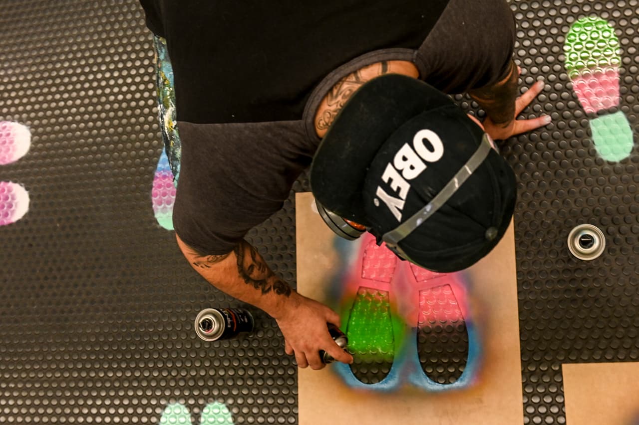 Según reportan medios locales, el sistema de transporte de Medellín solo permite el uso del 35% de su capacidad en trenes, tranvías, buses y cabinas de metrocable, como medida de precaución contra el coronavirus.
<br>