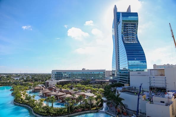 El primer 
<a href="https://www.univision.com/local/miami-wltv/buscan-a-cientos-de-personas-para-trabajar-en-el-primer-hotel-guitarra-del-mundo-lee-como-aplicar-fotos">hotel con forma de guitarra</a> abrió sus puertas en la ciudad de Hollywood, en el sur de Florida, con una gran fiesta de inauguración con efectos de luces y una alfombra roja por la que desfilaron celebridades. 
<br>