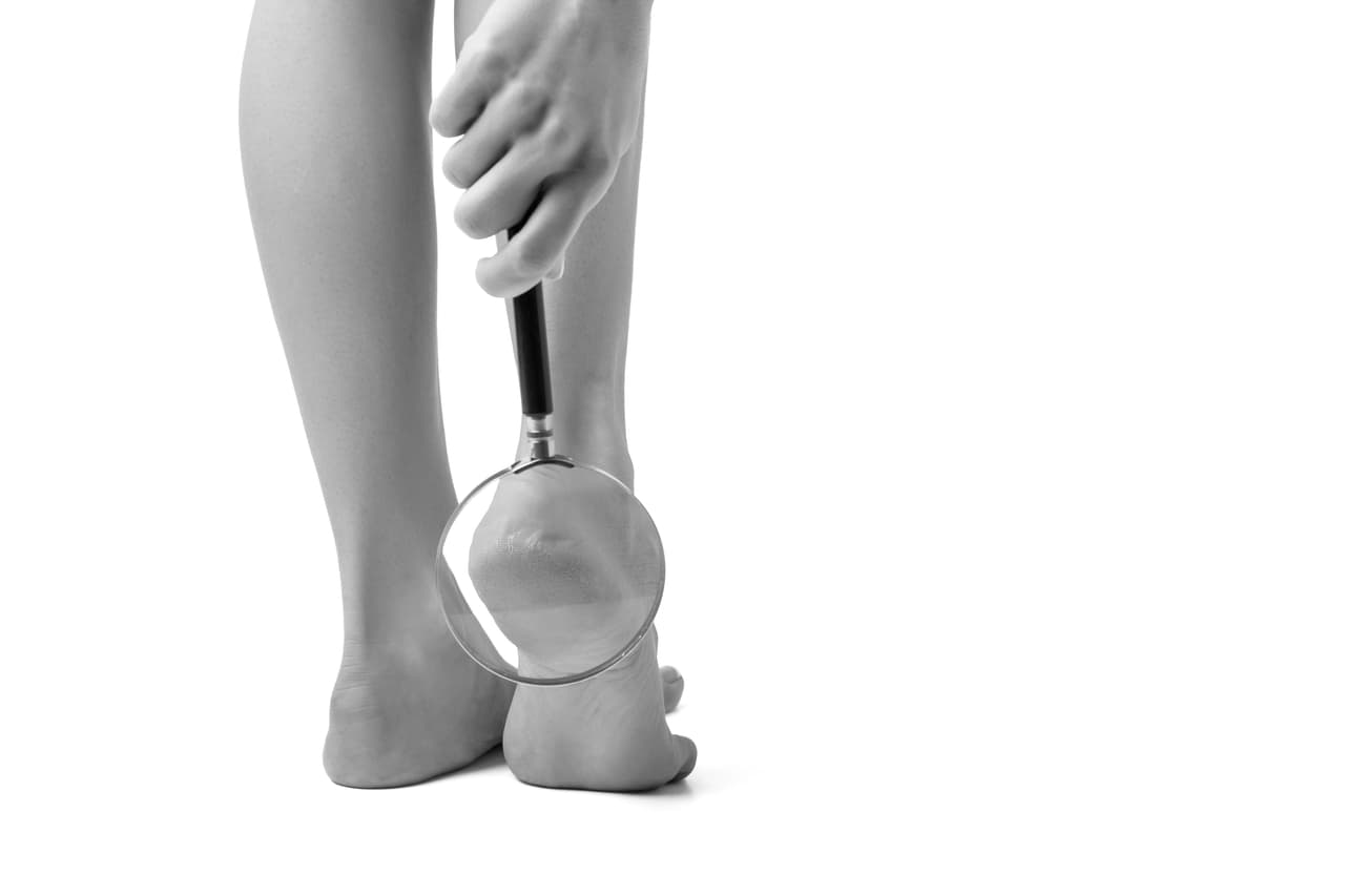 <h3> Vaselina para todo </h3> 
<br>En aquel entonces la vaselina se encontraba en el tocador, no en el botiquín; era el comodín de la belleza. Hoy hemos olvidado sus múltiples
<a href="http://www.allure.com/story/unexpected-uses-for-vaseline   "> beneficios</a>, entre ellos: 
<b>es un excelente humectante; regenera codos, rodillas y pies agrietados</b>; mezclada con azúcar funciona como exfoliante; alivia los labios resecos y las quemaduras de sol; suaviza la cutícula.