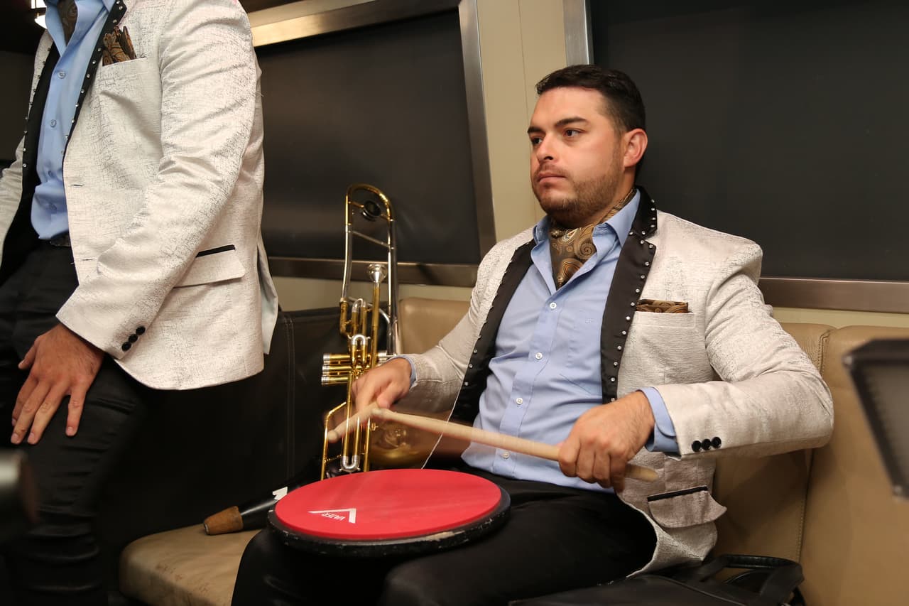 Josué Dueñas Mejía estuvo preparando las tarolas para la presentación.