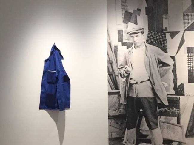 Robó una obra del Museo de Picasso pensando que era una chaqueta olvidada (y además le cortó las mangas)