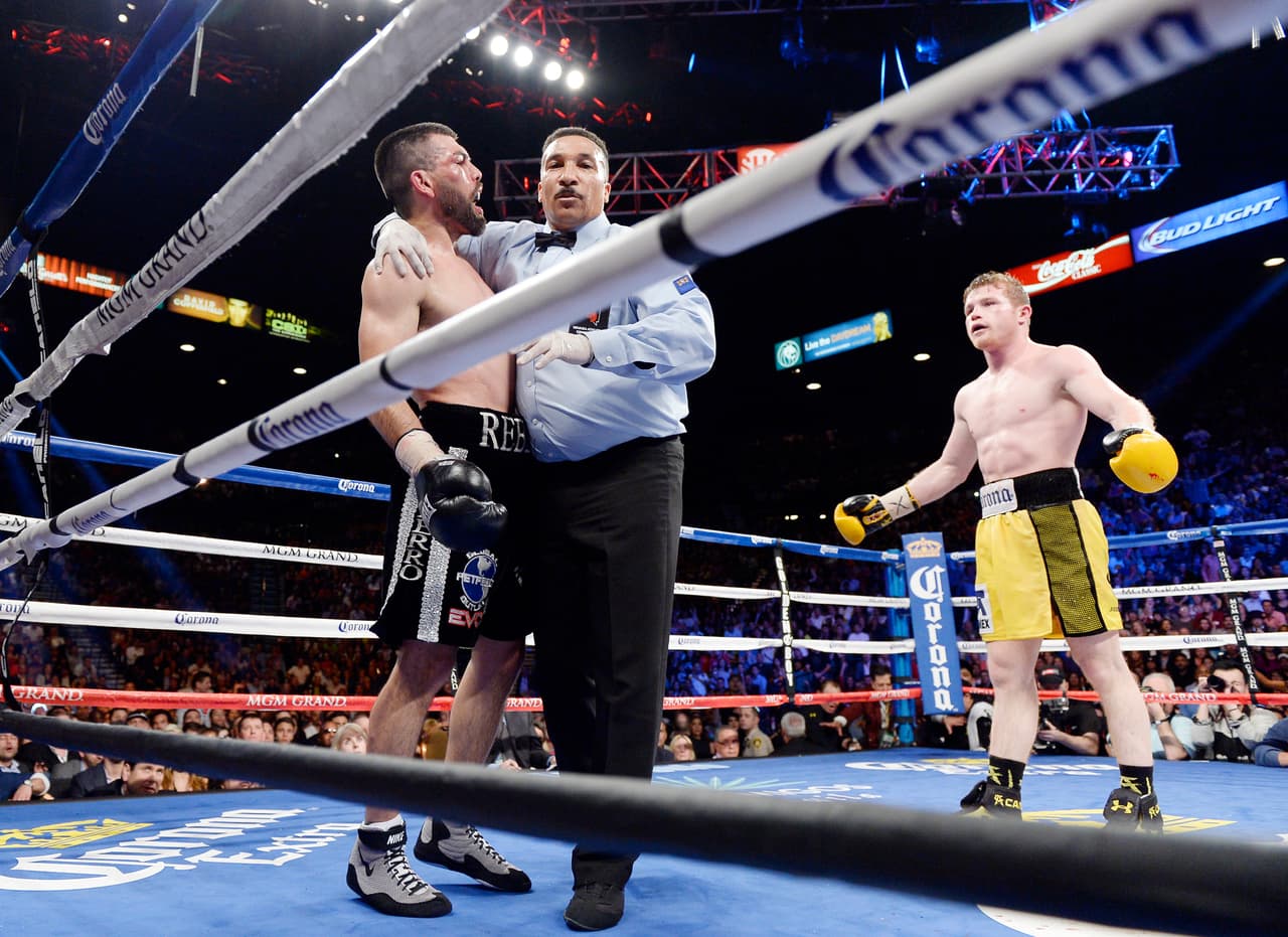 La victoria para 'Canelo' sobre el 'Perro' fue por nocaut técnico pasados 10 episodios.