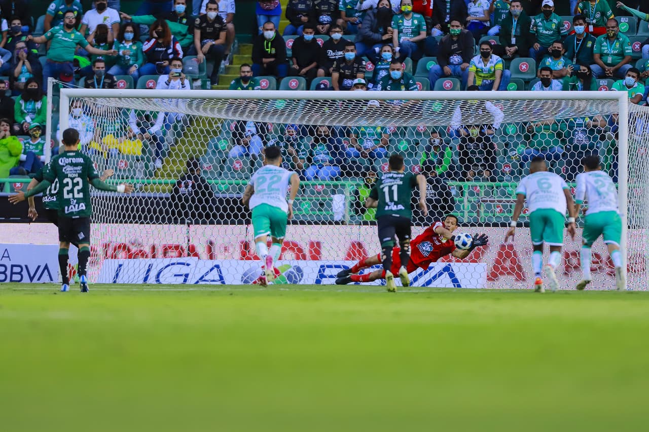 Al 41' se marcó penal a favor de los laguneros por una mano de Dávila en el área pero Diego Valdés lo falló.