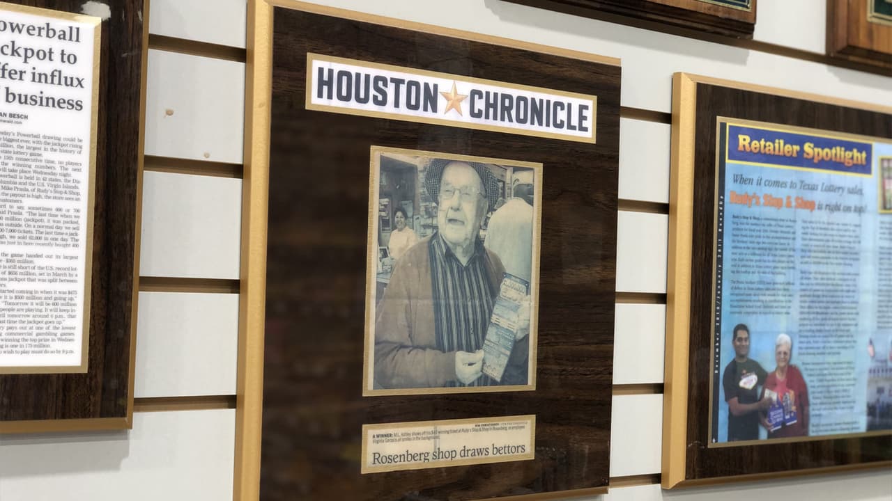 Esta tienda ha tenido muchos ganadores, incluido un premio mayor de un millón de dólares que se llevaron dos clientes casi al mismo tiempo hace apenas unos meses.