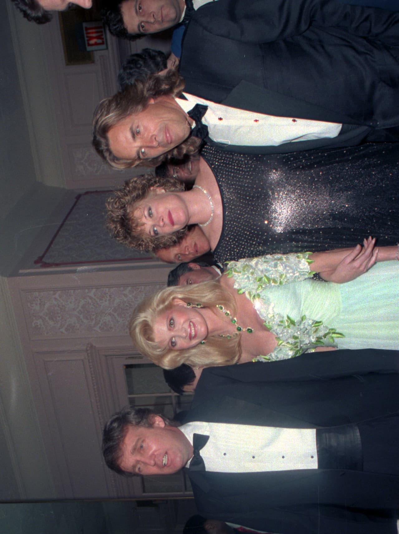 Los Trump tenían una relación tormentosa, según crónicas de la época. 
<b>La autopromoción constante de Donald Trump hizo que el matrimonio mantuviera un altísimo perfil público, pero puertas adentro la relación no era nada armoniosa. </b>
<br>
<br>En la foto, Donald Trump, Ivana junto a los actores Melanie Griffith y Don Johnson.