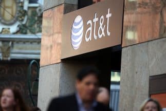 Peatones delante de una tienda AT&T en San Francisco