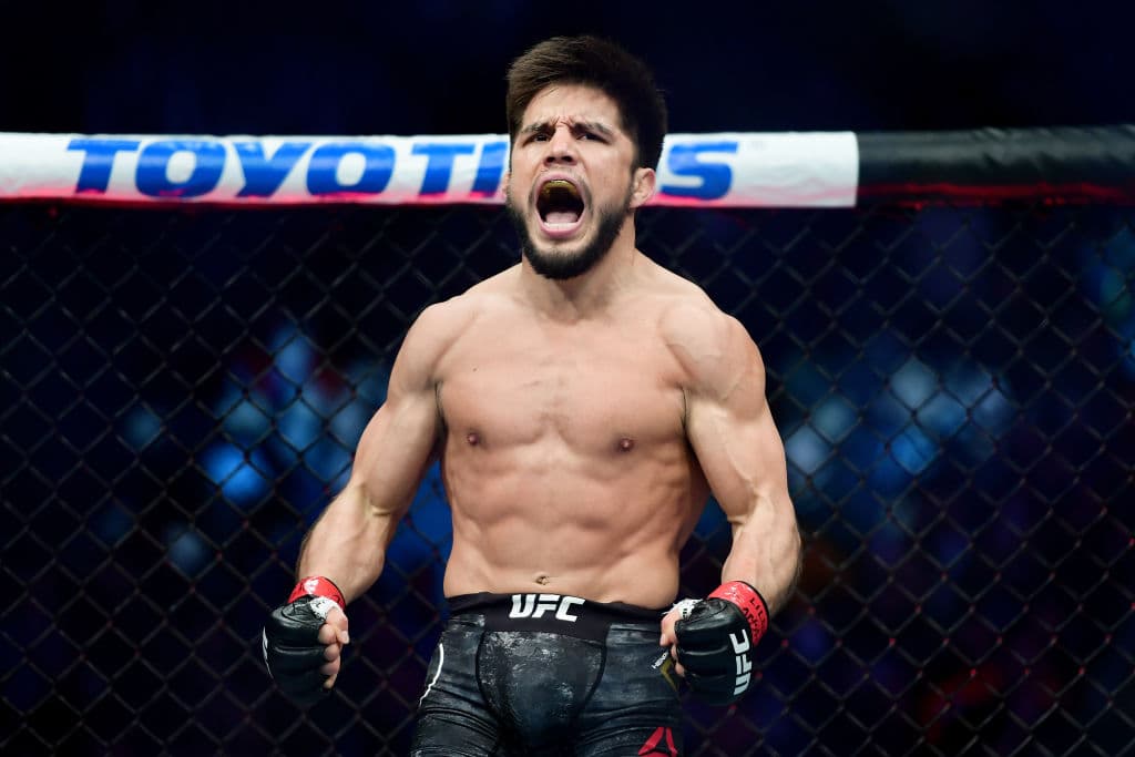 <b>Henry Cejudo – </b>El actual campeón del peso gallo es el peleador estadounidense con ascendencia mexicana Henry Cejudo. El estadounidense también llego a ser campeón en el peso mosca y tiene una medalla de oro en los Juegos Olímpicos de Pekín 2008.