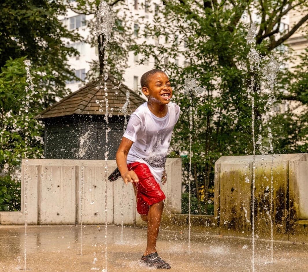 Precisamente, para los niños sobran puntos de diversión y lugares para refrescarse en el verano.