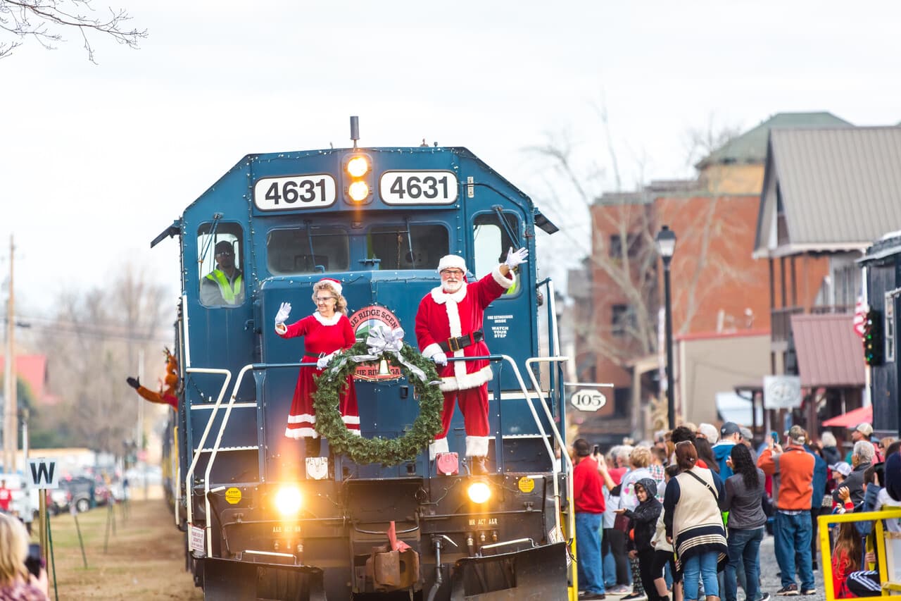 También hay paseos en el pabellón durante el día y la noche, que son recorridos más largos y donde también se tiene la oportunidad de encontrarse con Santa en el pabellón. La ciudad también es un gran punto para hacer compras de artículos de temporada.
