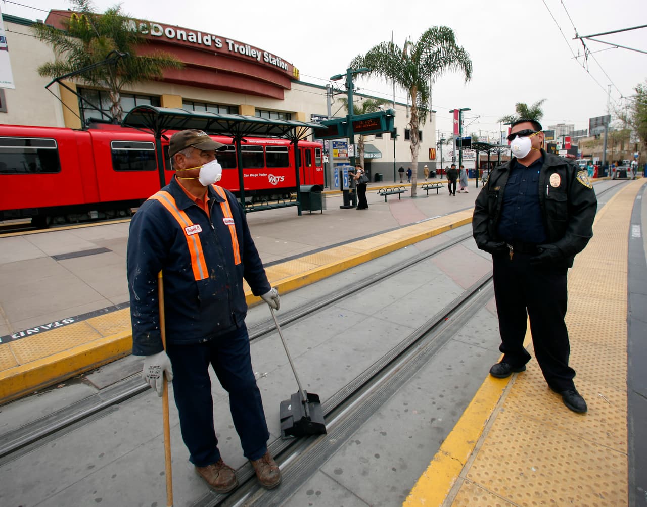 Los residuos en el aire, el humo o el gas proveniente de accidentes o desastres naturales pueden provocar problemas respiratorios, así que un cubrebocas es indispensable.