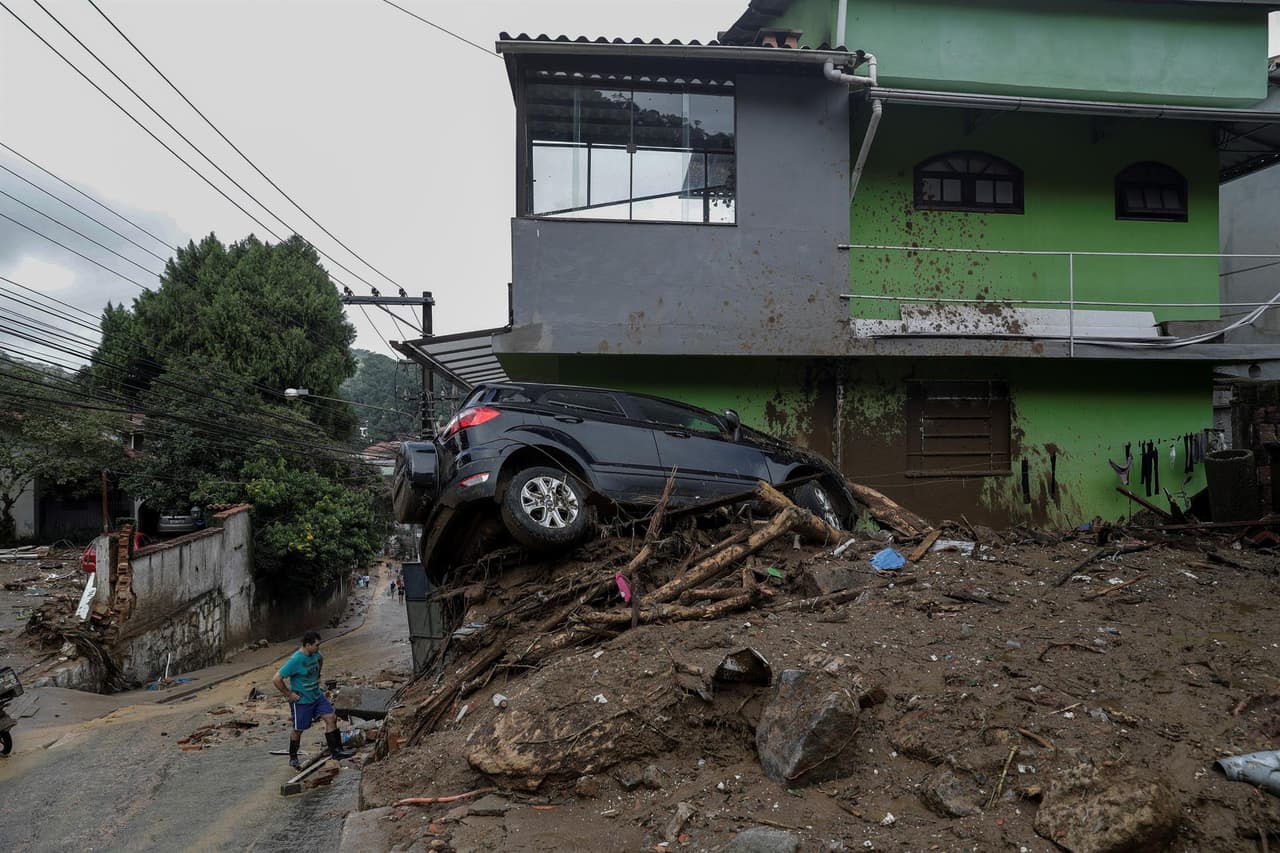 La región montañosa ha vivido catástrofes similares en las últimas décadas, incluida una que causó más de 900 muertes. Desde entonces, Petrópolis presentó un plan para reducir el riesgo de deslaves, pero las obras han avanzado lentamente.