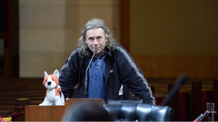 Wayne Spindler habla en sesión del Concejo Municipal de Los Ángeles.