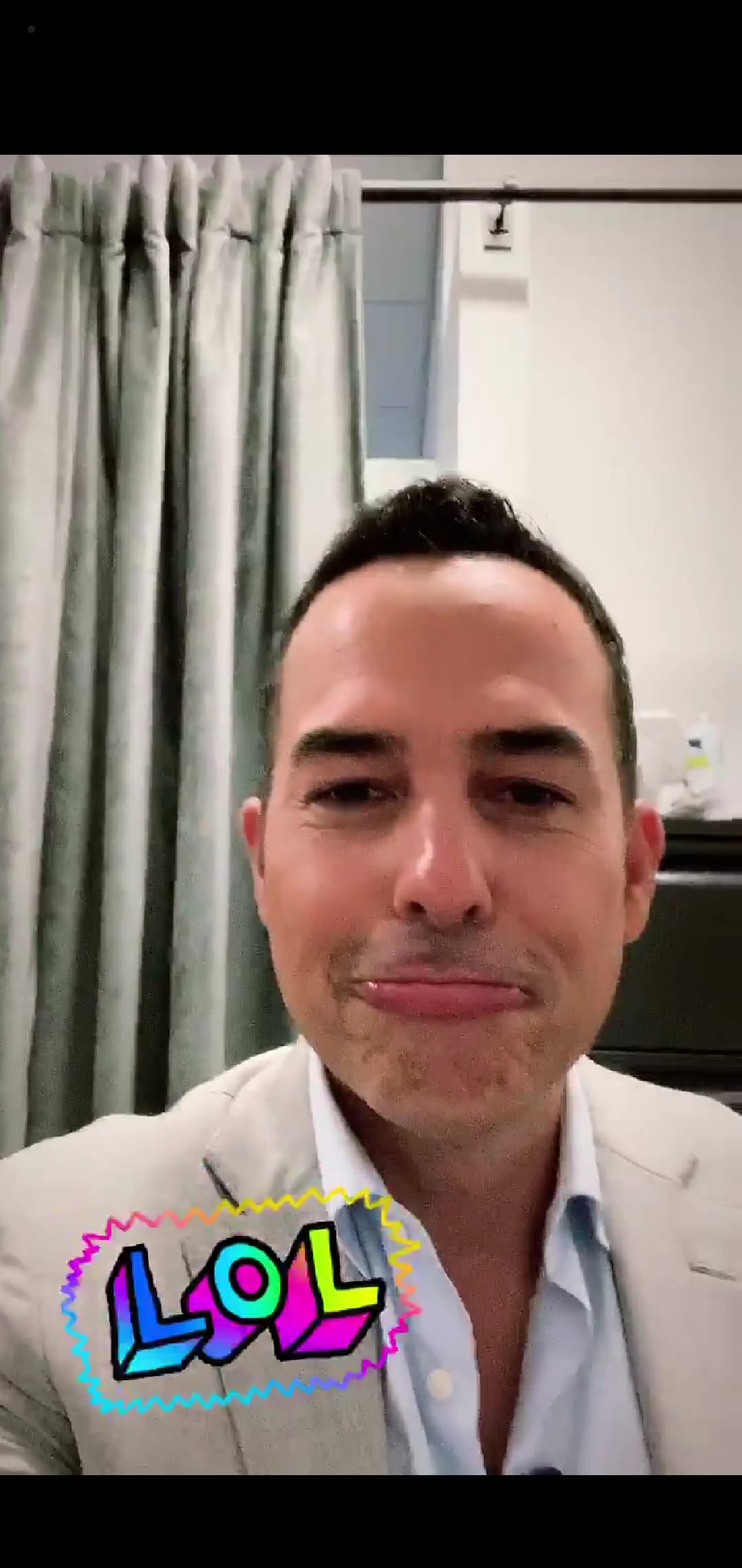 El conductor mexicano tenía la intención de acariciar a la mascota del show, 'Bombom', y al agacharse, el pantalón se rompió.