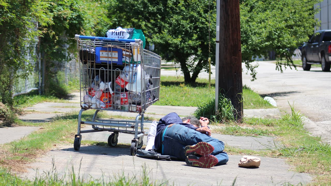 Buscan indigentes contagiados de coronavirus en Houston para ponerlos en cuarentena