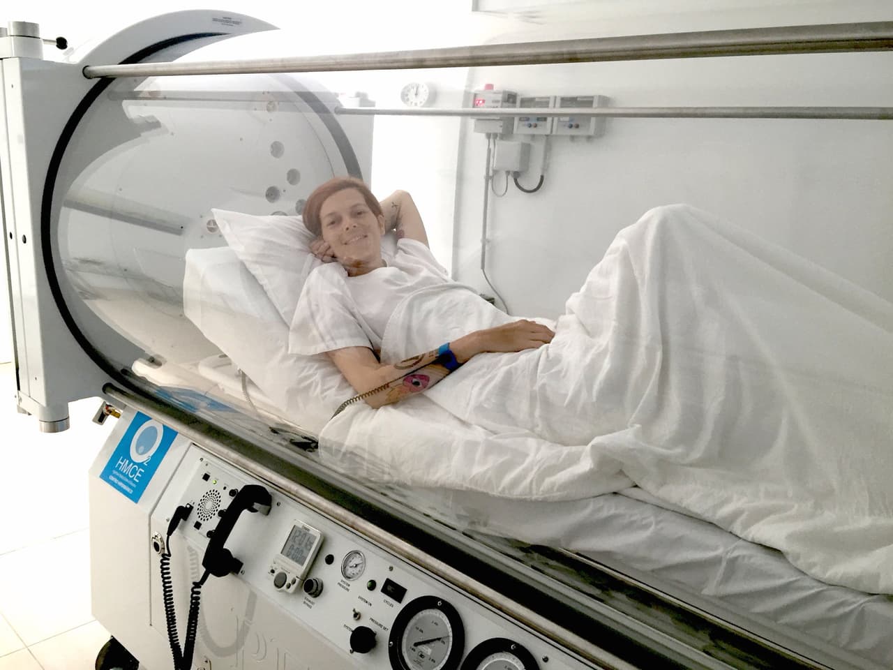 Antes de partir, la también cantante se mostraba optimista respecto a su enfermedad, pues publicó esta foto al lado del siguiente mensaje: "Dentro de poco seré una campeona y una ganadora, como Phelps. Gracias a @hmc_estepona ¡Pronto os contaré más!"