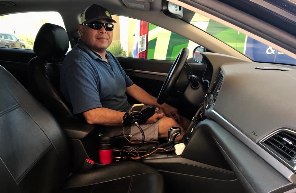 En 
<b>Calexico (California)</b> nos encontramos con este hombre que compagina dos empleos: por un lado es conductor de Uber y por otro lleva 18 años trabajando como agente de la Patrulla Fronteriza.
<br>“La satisfacción más grande para un agente fronterizo no es agarrar a indocumentados, para mi fue agarrar a un violador de niños”, le dijo a Univision Noticias. El hombre, que prefiere que no se publique su nombre, dice que no está totalmente de acuerdo con el muro que quiere construir Donald Trump. “Para las zonas donde cruzan muchos migrantes sería bueno tener un muro más grande”, pero no cree necesario construirlo a lo largo de toda la frontera. “No vale la pena gastar esa plata, es mejor que la gasten en educación”, afirma.
<br>