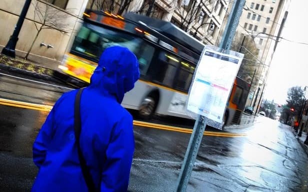 La brigada de ciudadanos que está 'tomando' las paradas de autobuses de Atlanta