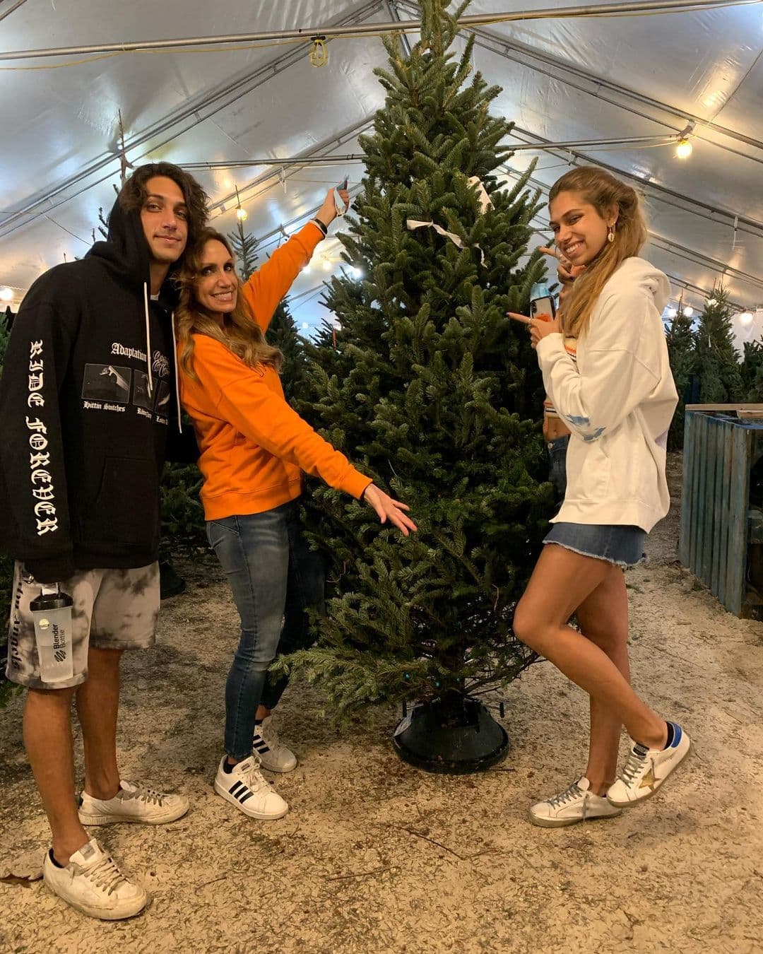 Lili, Lorenzo y Lina cumplieron una vez más la tradición de elegir el árbol de Navidad juntos. "Ya tenemos árbol de Navidad 2020. Gracias Lina y Loren por seguir la tradición que aprendieron de niños: buscar todos juntos el árbol", contó la conductora cubana en su cuenta Instagram.